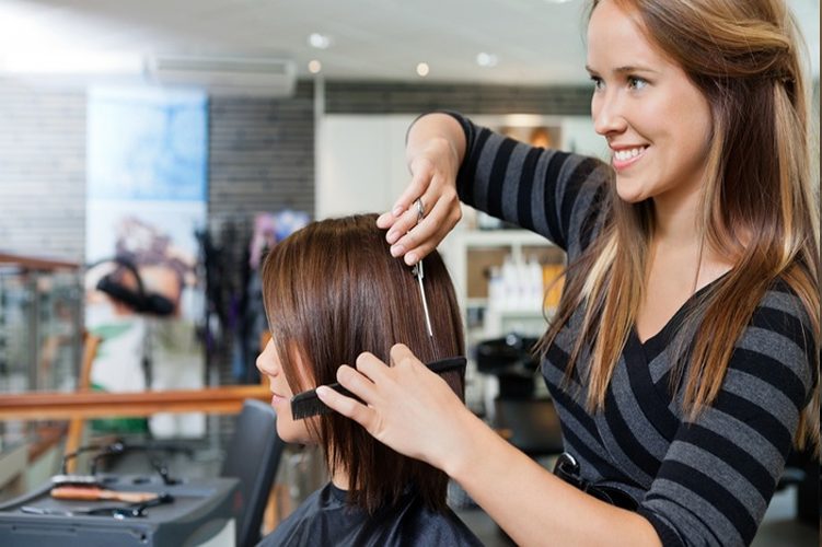 Θεραπεία και περιποίηση μαλλιών στο κομμωτήριο
